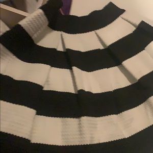 GV pleated  juniors skirt 17 inches size medium